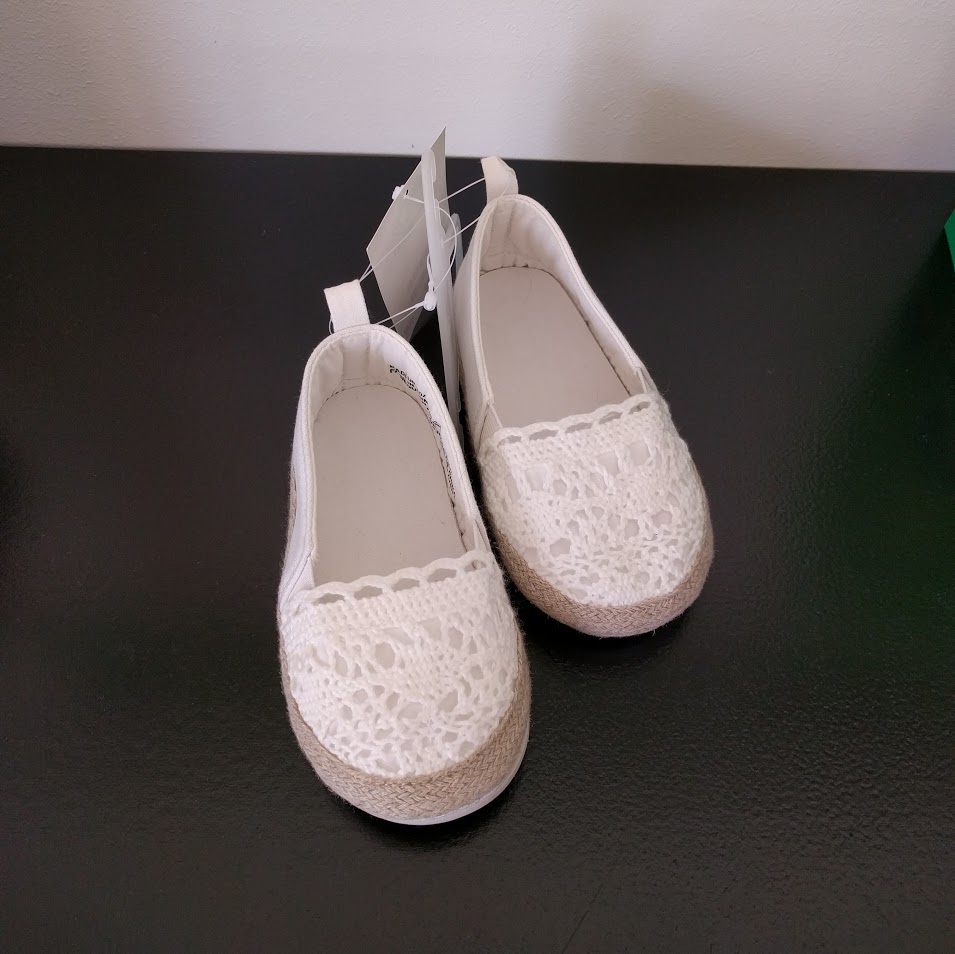 Urgulliga skor som jag tänkte Freja skulle ha på bröllopet. Alldeles för stora dock, får se när hon växer i dem. (HM)
