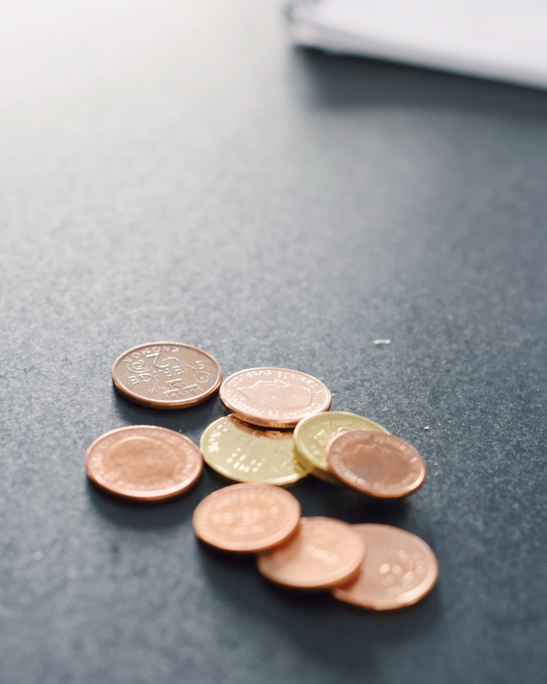 Mynt liggande på ett bord