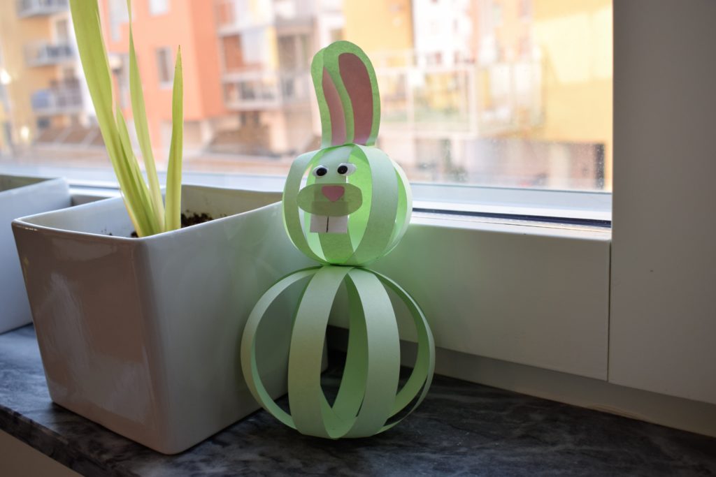 En kanin tillverkad av ljusgröna pappersremsor
