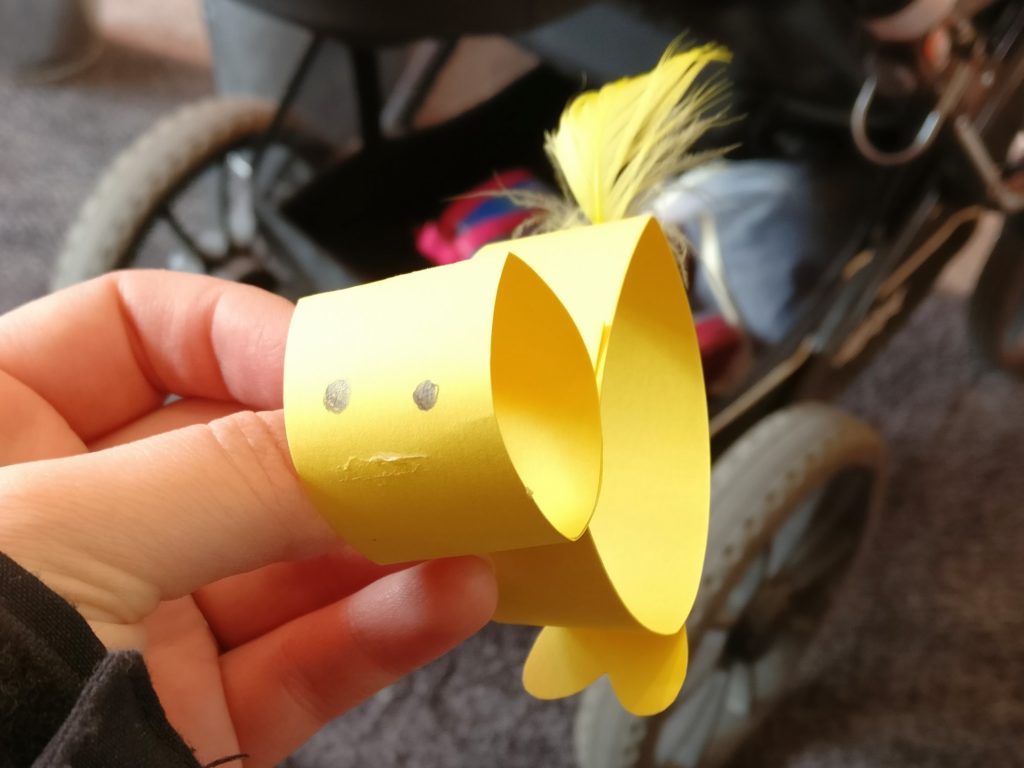En kyckling tillverkad av gul hobbykartong